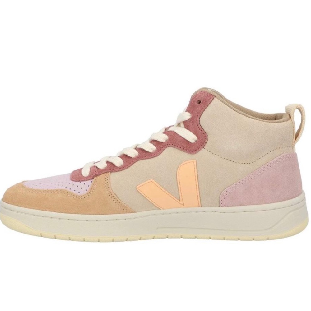 VEJA Suede Sneakes